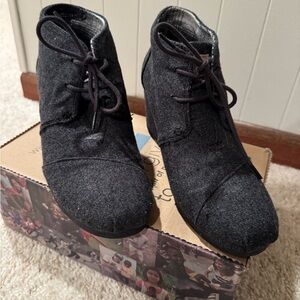 Tom’s hidden wedge boot